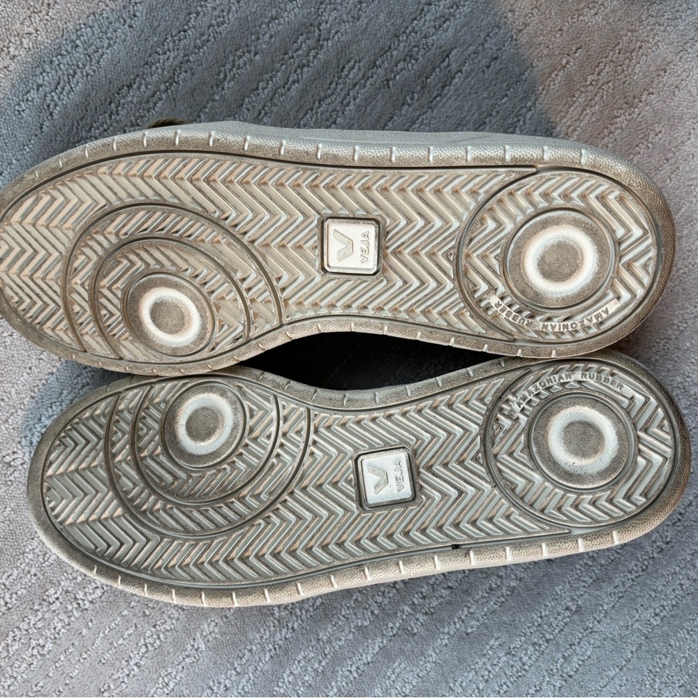 Veja Tan and White Men's Sneakers - Picture 16 of 16
